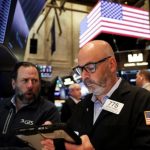 Phố Wall giữ vững đà tăng sau kỷ lục mới, nhà đầu tư chờ tín hiệu từ Fed và thương mại Mỹ – Trung